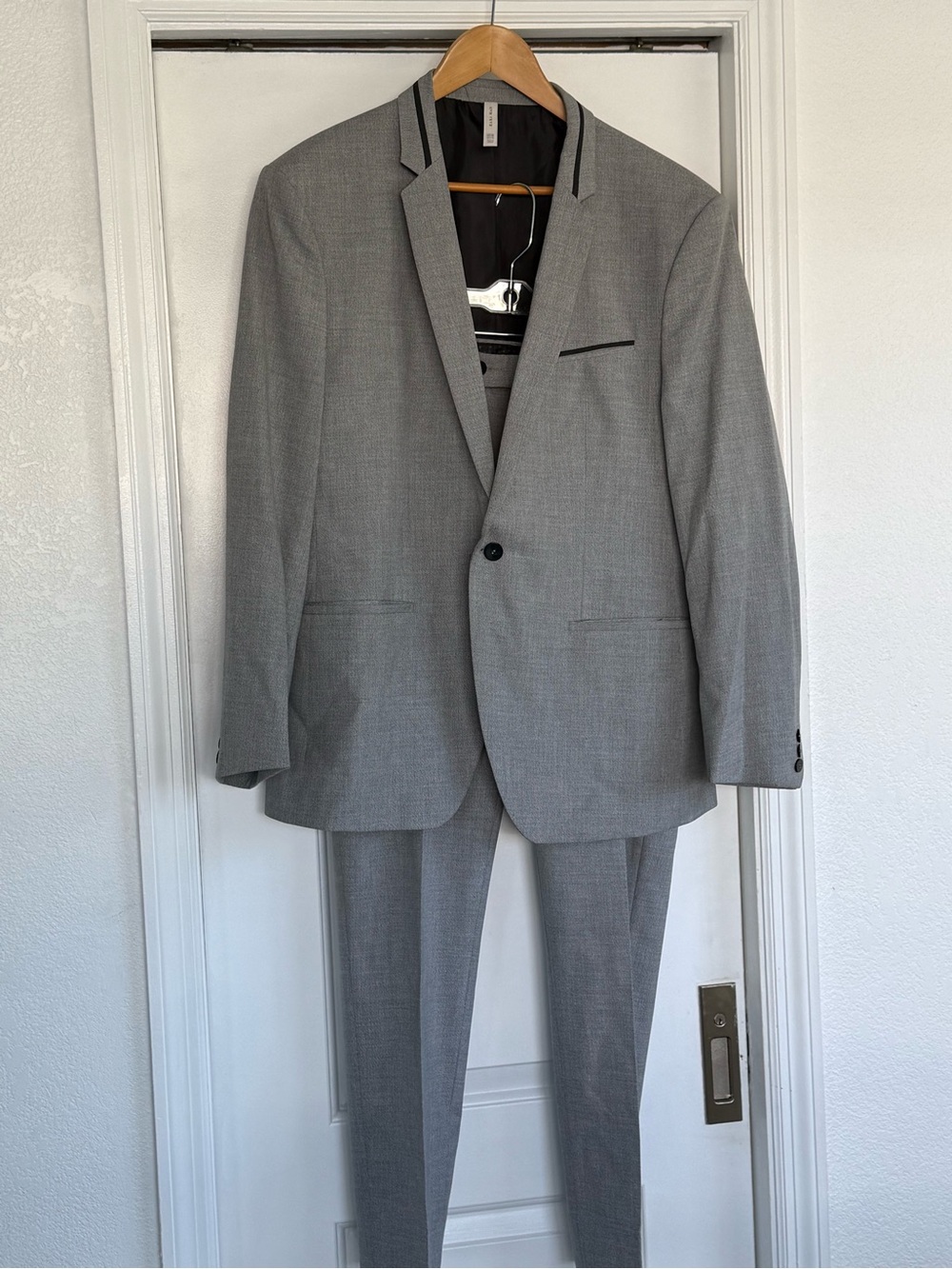 Zara Light Gray Two-Piece Men's Suit Fit size with Black Trim